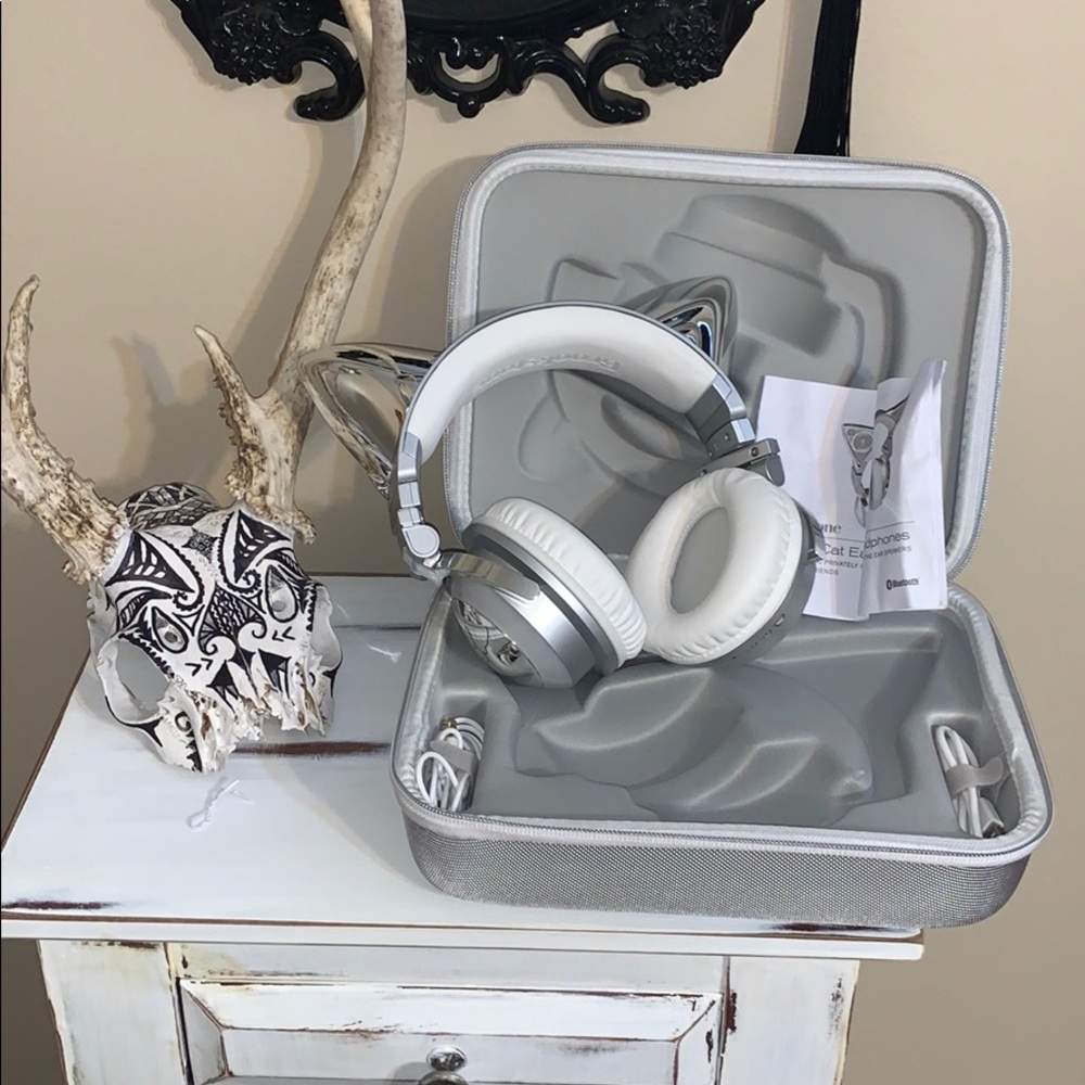 Ariana Grande Brookstone Bluetooth cat headphones